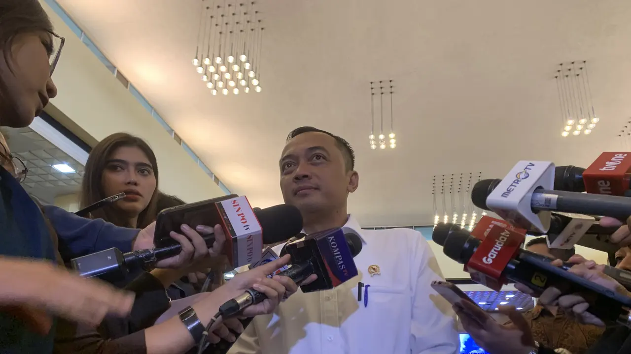 Menteri Sekretaris Negara (Mensesneg) Prasetyo Hadi di Kompleks Parlemen Senayan, Jakarta, Rabu (30/4/2025) (Liputan6.com/Delvira Hutabarat)