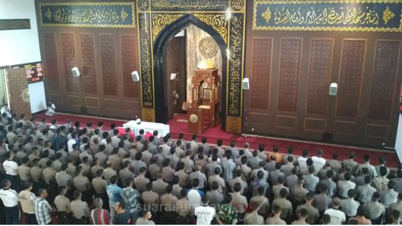 Jenazah Istri dan Ajudan Kapolres Tulungagung Disalatkan di Masjid Nurul Huda Polda Jatim
