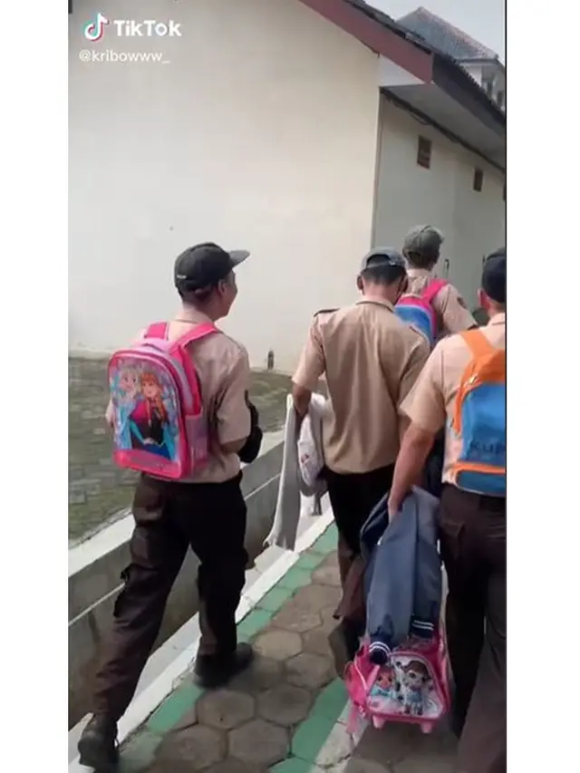 6 Potret Kocak Siswa SMK Pakai Tas Bocah ke Sekolah, Kompak Banget