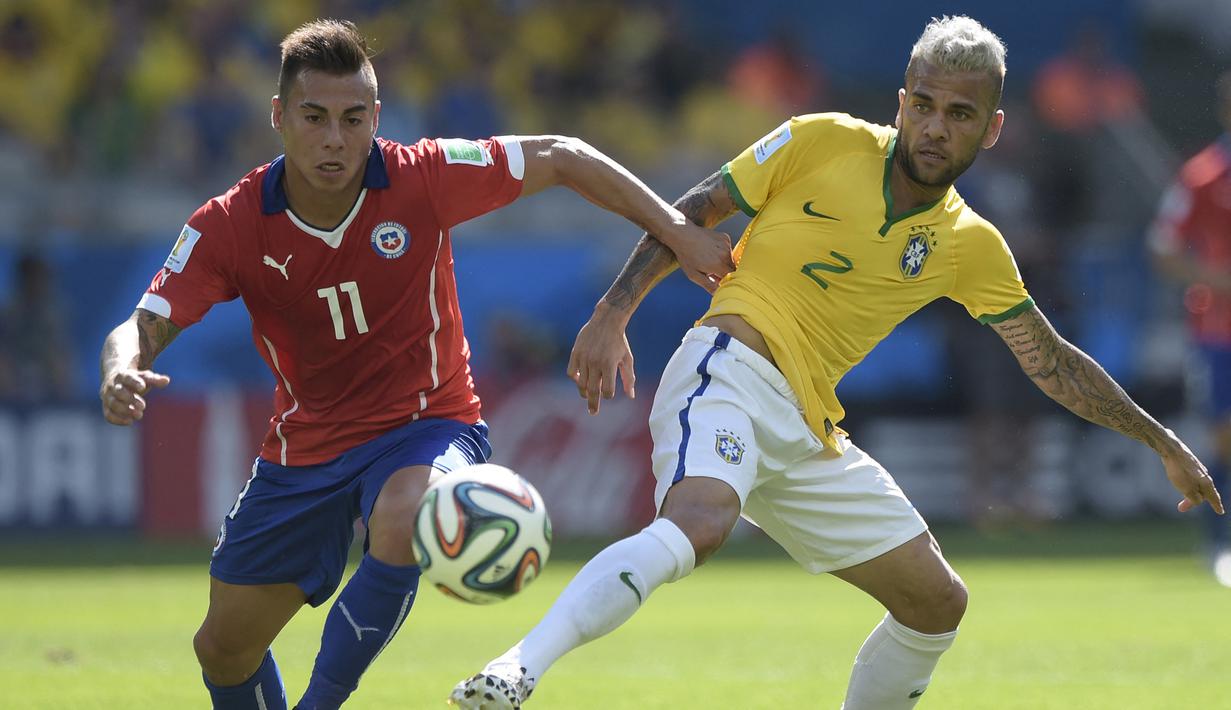 Di ajang Piala Dunia, sebelumnya Dani Alves telah bermain dalam dua edisi yaitu pada Piala Dunia 2010 di Afrika Selatan dan Piala Dunia 2014 saat Brasil menjadi tuan rumah. Sementara pada edisi terkhir di Piala Dunia 2018 Rusia, ia tidak masuk skuad karena tengah mengalami cedera. (AFP/Juan Mabromata)