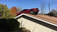 Seorang pengemudi Ford Mustang menerbangkan kendaraannya hingga atap rumah tetangga karena darah rendahnya kumat. 