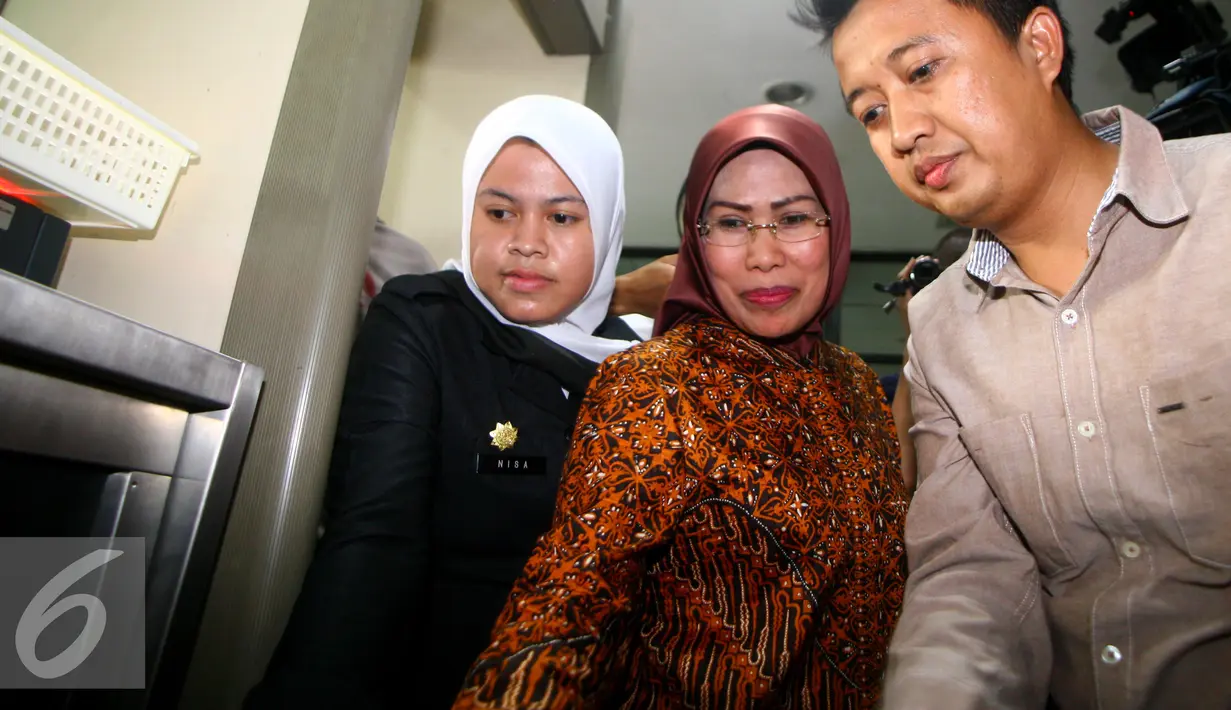 Bupati Serang Ratu Tatu Chasanah saat tiba di gedung KPK, Jakarta, Selasa (24/5). Kedatangan Ratu Tatu untuk menyerahkan Laporan Harta Kekayaan Pejabat Negara (LHKPN). (Liputan6.com/Helmi Afandi)