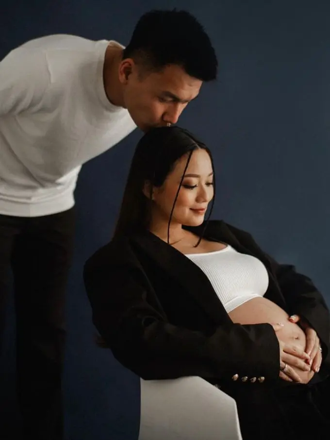 Hamil Anak Pertama, Intip 8 Gaya Maternity Shoot Stella Cornelia dengan Ragam Busana