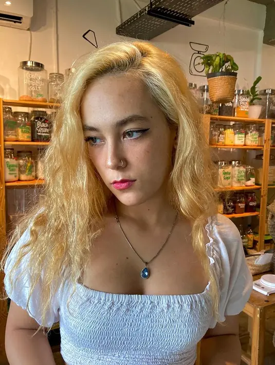 Bergabungnya Sonia di The Danur Universe membuat para penggemar film horor menantikan aktingnya di film Ivanna. Terlebih lagi dirinya sudah pernah membintangi film genre horor yakni Sunyi dan Rasuk 2.(Liputan6.com/IG/@sonia_alyssa)