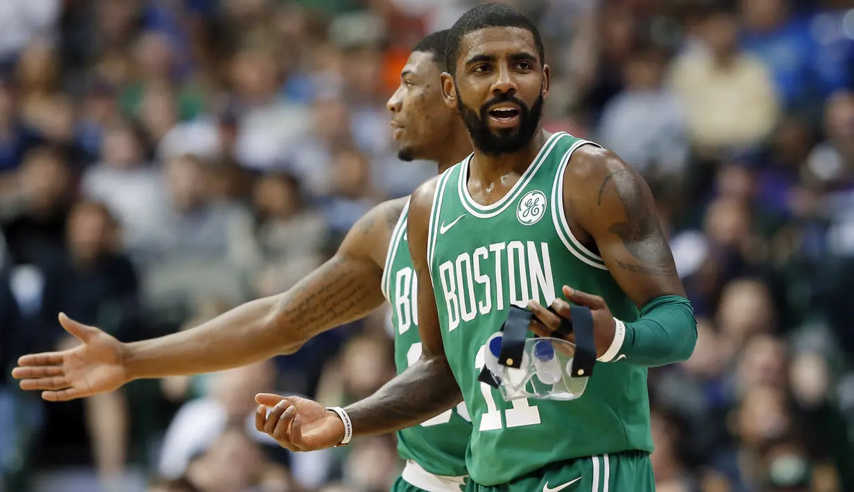 Ekspresi pemain Boston Celtics, Marcus Smart (kiri) dan Kyrie Irving saat melawan Dallas Mavericks pada laga NBA basketball game di American Airlines Center, Dallas, (20/11/2017). Celtics menang 110-102. (AP/Tony Gutierrez)
