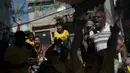 Ekspresi fans Brasil setelah Neymar mencetak gol kedua ke gawang Kosta Rika pada laga grup E Piala Dunia 2018 di Rio de Janeiro, Brasil, (22/6/2018). Brasil menang 2-0.  (AP/Leo Correa)
