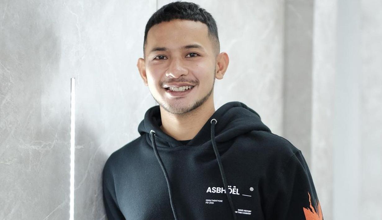 Gian Zola rupanya kerap memperhatikan penampilannya. Ketika di luar lapangan dan sedang bersantaia, pria kelahiran 1998 ini tampil keren dengan berbagai busana. Ia juga cukup sering mengunggah potret OOTD. (Liputan6.com/IG/@gianzolanasrullohnugraha)