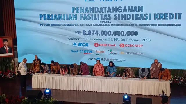 Proses penandatanganan perjanjian fasilitas sindikasi kredit antara PT Air Bersih Jakarta dengan lembaga perbankan dan institusi keuangan