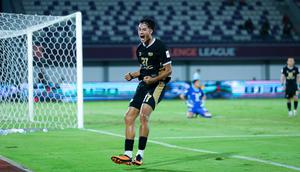 Pemain Dewa United, Rafael Struick, melakukan selebrasi setelah mencetak gol ke gawang Shan United pada matchday ketiga Grup E AFC Challange League 2025-2026 di Stadion Indomilk Arena, Tangerang, Sabtu (01/11/2025) malam WIB. (Bola.com/M Iqbal Ichsan)