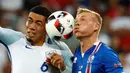 Mimik lucu pemain Inggris, Chris Smalling dan pemain Islandia, Kolbeinn Sigthorsson saat berduel pada babak 16 besar di Stade de Nice, Nice, Prancis, Selasa (28/6/2016) dini hari WIB. Inggris kalah 1-2. (REUTERS/Michael Dalder)     