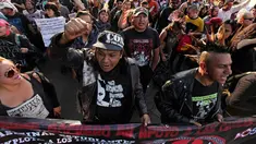 Sejumlah anak Punk turun ke jalan menolak kenaikan harga BBM, Mexico City, Meksiko (9/1). Para pengunjuk rasa menuntut Presiden Enrique Pena Nieto mencabut kebijakan tersebut atau mundur dari jabatannya. (AP Photo/Marco Ugarte)