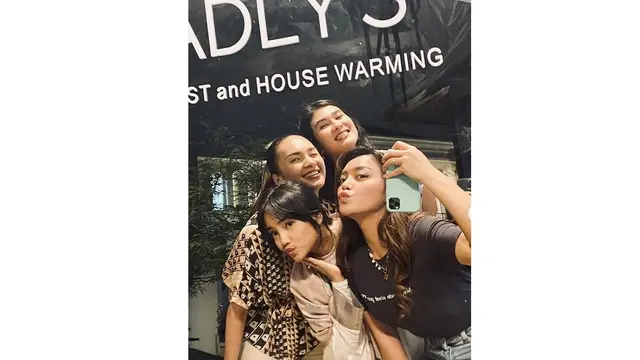 Potret Persahabatan Fuji dan Stevie Agnecya