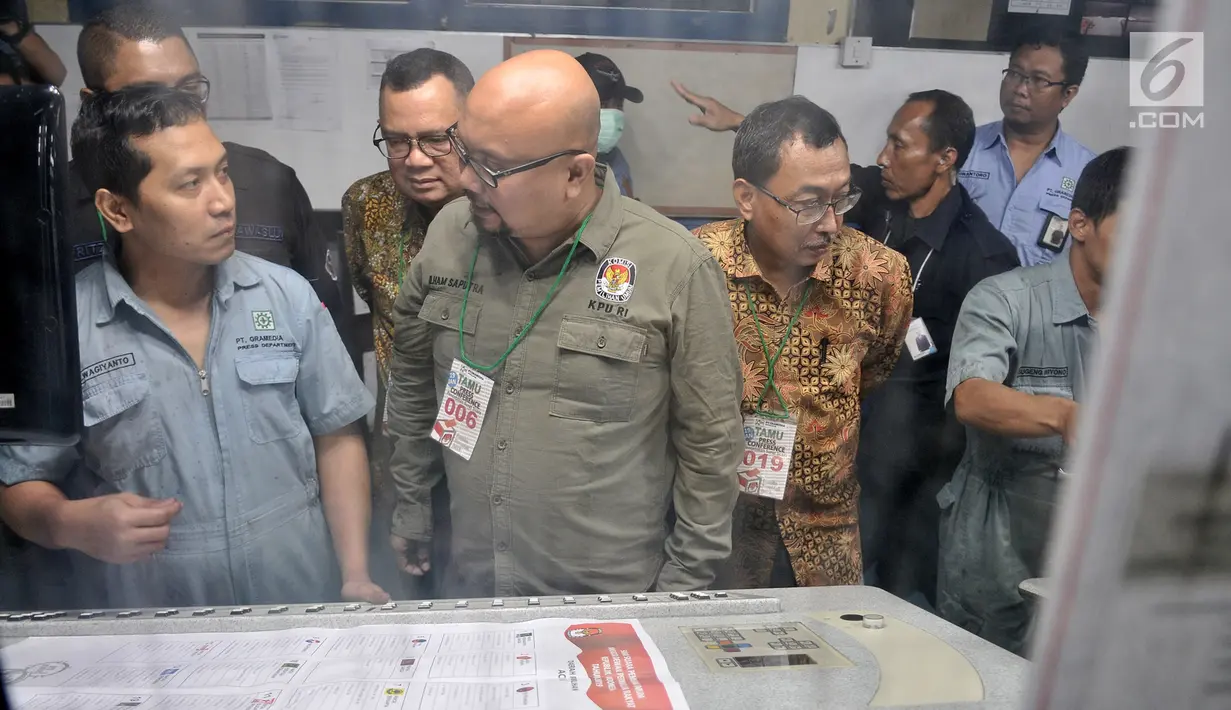 Komisioner KPU Ilham Saputra melihat pencetakan surat suara legislatif di Jakarta, Minggu (20/1). KPU resmi memproduksi surat suara untuk kebutuhan Pemilu 2019, total sebanyak 939.879.651 surat suara yang dicetak. (Merdeka.com/Iqbal S. Nugroho)
