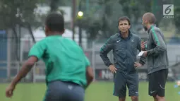 Pelatih Timnas Indonesia, Luis Milla Aspas (tengah) mengawasi latihan timnya di Lapangan A Kompleks GBK, Jakarta, Senin (23/4). Latihan ini persiapan laga PSSI Anniversary Cup dan jelang Asian Games 2018. (Liputan6.com/Helmi Fithriansyah)