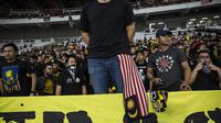 Suporter Malaysia memberikan dukungan saat melawan Timnas Indonesia pada laga Kualifikasi Piala Dunia 2022 di SUGBK, Jakarta, Kamis (5/9). Indonesia kalah 2-3 dari Malaysia. (Bola.com/Vitalis Yogi Trisna)