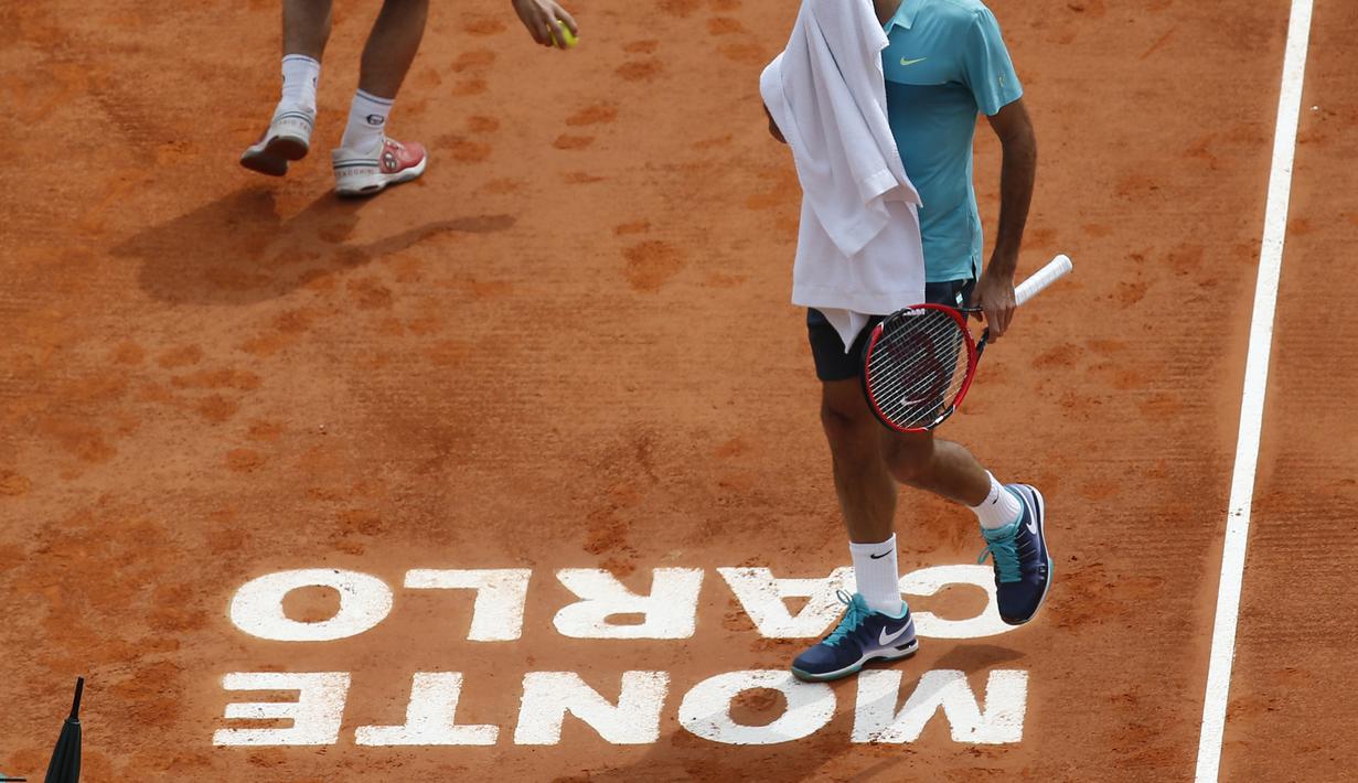 Ekspresi Roger Federer saat takluk dari Gael Monfils (REUTERS/Eric Gaillard)