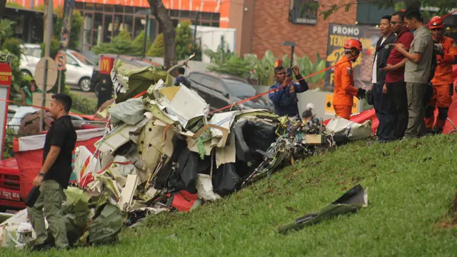 Evakuasi Pesawat Latih yang Jatuh di BSD Tangerang Selatan