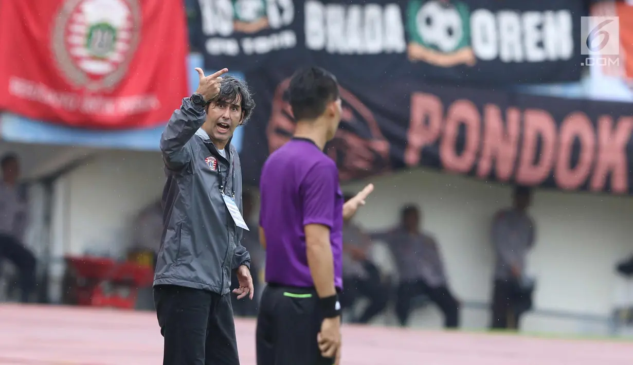 Pelatih Persija, Stefano Cugurra (kiri) melakukan protes kepada hakim garis pada laga kedua Semifinal Piala Presiden 2018 melawan PSMS di Stadion Manahan, Solo, Jawa Tengah, Senin (12/2). Persija unggul 1-0. (Liputan6.com/Helmi Fithriansyah)