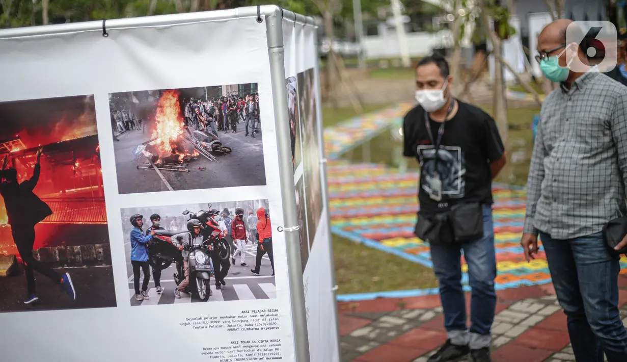 Pengunjung mengamati karya Pameran Fotografi Rekam Jakarta 2019-2020 di Thamrin 10, Jakarta, Jumat (4/12/2020). Pameran yang mengangkat tema Ragam Cerita Ibu Kota Sebelum dan Saat Pandemi COVID-19 tersebut berlangsung hingga 13 Desember 2020. (Liputan6.com/Faizal Fanani)