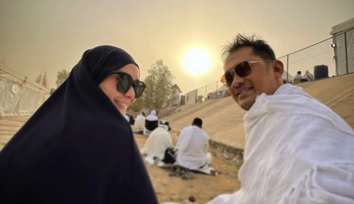 Begitupun dengan Hanung dan Zaskia Adya Mecca yang tahun ini merayakan Idul Adha di tanah suci. Nampak, Zaskia mengenakan abaya hitam. @hanungbramantyo