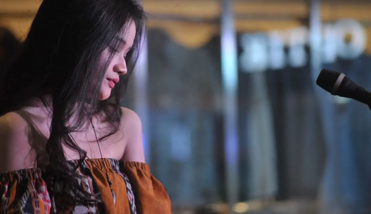 Pesona Fanny semakin terlihat menawan dengan outfit sabrina yang dibuat dari kain tenun [@fannysoegi]