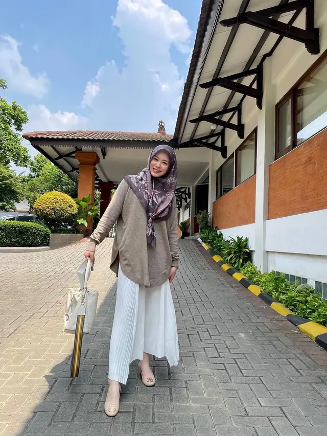 7 Inspirasi Gaya Hijab Ayana Jihye Moon, Simple dan Menawan