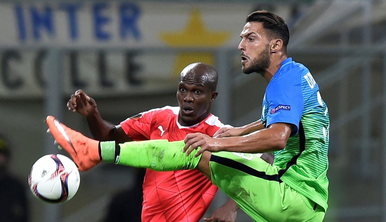 Pemain Inter Milan, Danilo D`Ambrosio, berebut bola dengan pemain Hapoel Beer-Sheva, Anthony Nwakaeme, pada laga Grup K Liga Europa di Giuseppe Meazza, Milan, Jumat (16/9/2016) dini hari WIB. (Reuters/Giorgio Perottino) 