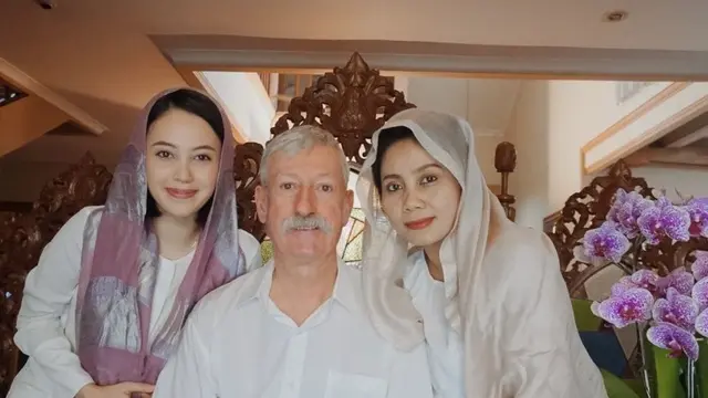 Potret Anggika Bolsterli dan orang tua (Sumber:Instagram/anggikabolsterli)