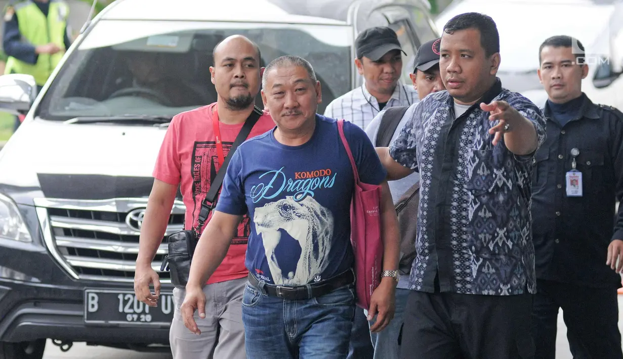 Dirut PT Sinar 99 Permai, Wilhelmus Iwan Ulumbu (tengah) tiba di gedung KPK, Jakarta, Senin (12/2). Wilhelmus ditetapkan sebagai tersangka terkait kasus dugaan suap terkait proyek infrastruktur di Kabupaten Ngada, NTT. (Liputan6.com/Herman Zakharia)