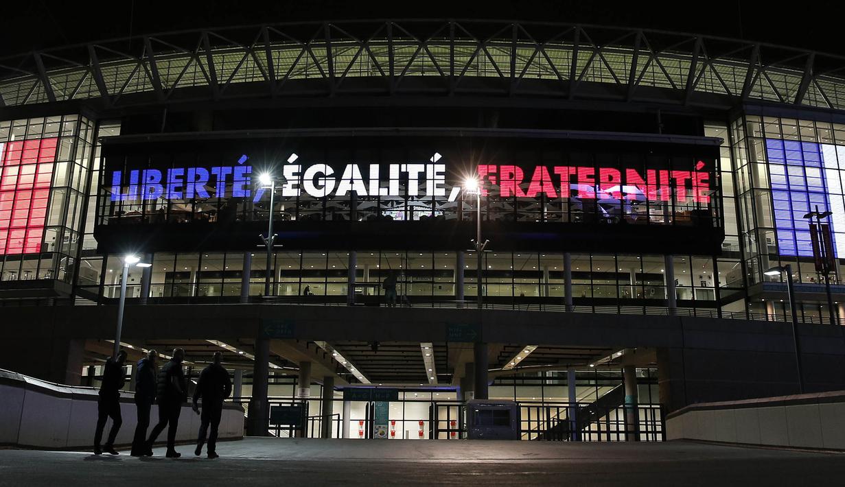 Lampu menyala dengan moto negara Prancis terpasang jelang laga persahabatan antara Inggris melawan Prancis di Stadion Wembley, Inggris, Senin (16/11/2015). (AFP Photo/Adrian Dennis)