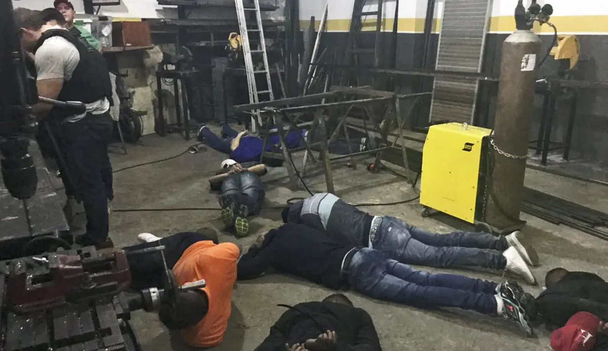 Anggota kepolisian menangkap sekawanan perampok yang hendak menjarah Bank of Brasil di Sao Paulo, Selasa (3/10). Kawanan perampok itu hendak mencuri di bank yang mereka incar dengan menggali terowongan sepanjang 500 meter. (HO / Sao Paulo Police / AFP)
