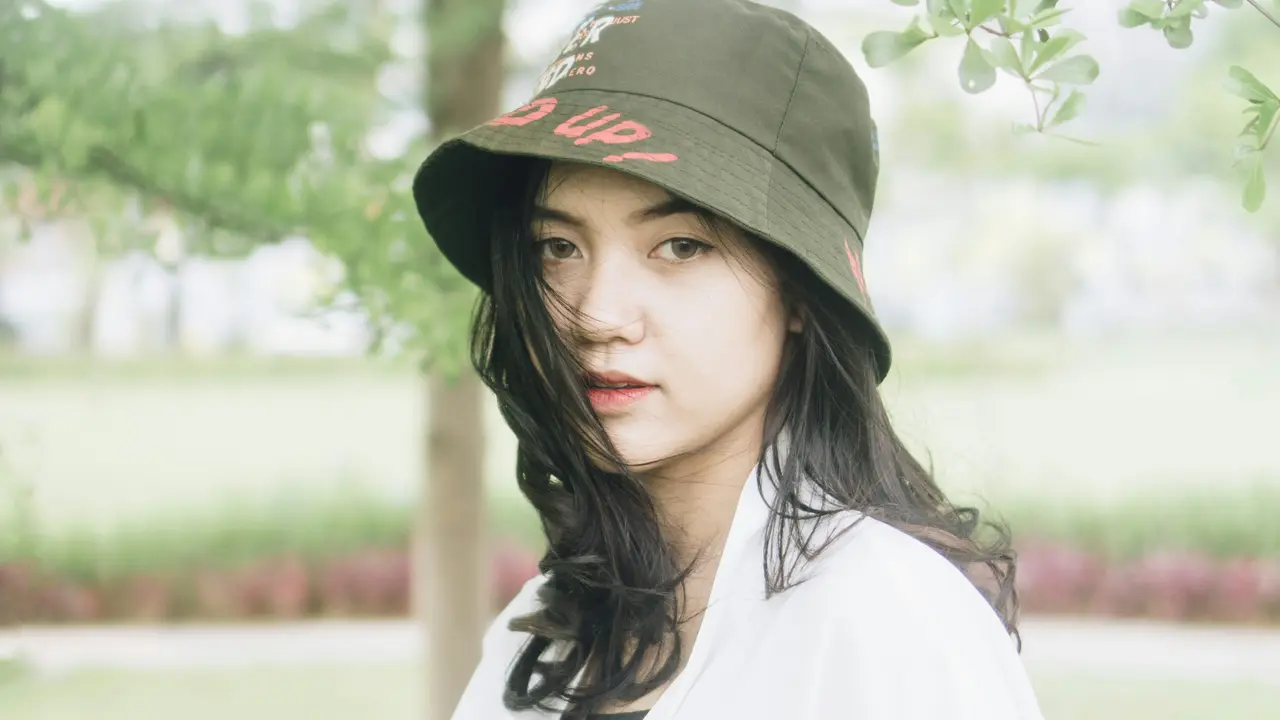 11 Inspirasi Gaya Rambut dengan Bucket Hat