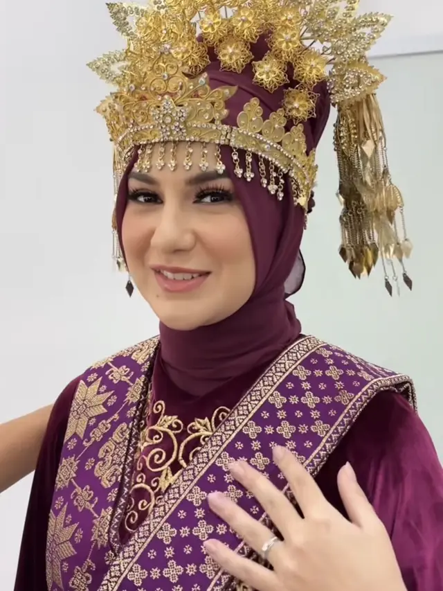 Irish Bella Melakukan foto keluarga dengan dua busana menarik. [ @_irishbella_]