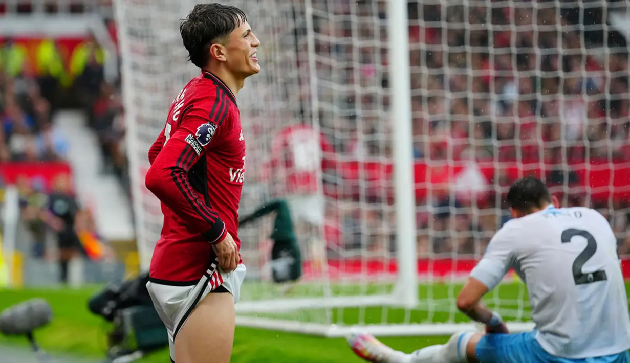 Tuan rumah balik mengancam lewat Rasmus Hojlund dan Marcus Rashford. Tapi, upaya dua penyerang itu belum menghasilkan gol buat Manchester United. (AP Photo/Jon Super)
