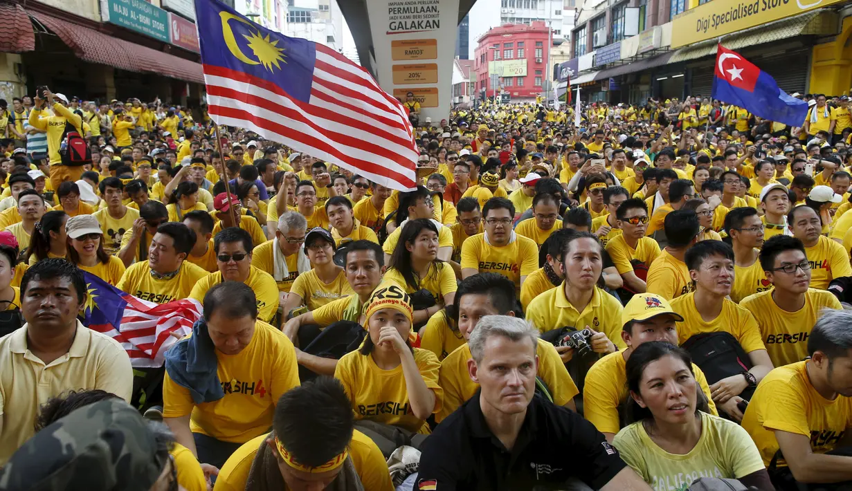 Ribuan warga Malaysia melakukan aksi besar-besaran di Kuala Lumpur, Malaysia, Sabtu (29/8/2015). Mereka menuntut Perdana Menteri Najib Razak untuk mengundurkan diri karena diduga melakukan korupsi. (Reuters/ Athit Perawongmetha)