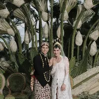 Kebaya pilihan Luna Maya di hari pernikahan. [@lunamaya]