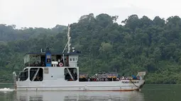 Sebuah Kapal yang membawa dua tahanan terpidana mati asal Australia di Nusakambangan, Cilacap, Jawa Tengah, (4/3/2015). Dua terpidana mati penyelundup narkoba asal Australia sedang dipindahkan untuk menjalani eksekusi.  (Reuters/Darren Whiteside)