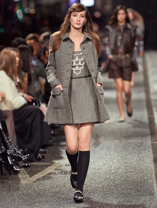 Rok mini dan bentuk trapeze menjadi pengingat indah akan hembusan udara segar yang berhembus ke seluruh dunia dari Inggris pada tahun 1960-an.  [Dok/Chanel]