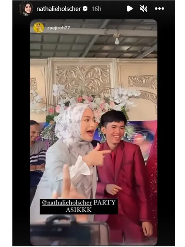 6 Potret Nathalie Holscher di Resepsi Pernikahan Tiko Anak Ibu Eny, Asyik Dangdutan