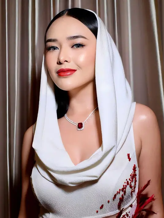 Wajah Amanda Manopo dipulas bergaya glamour look dan glass skin dengan tampilan lipstik merah merona [@philipekarunia]