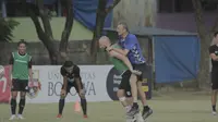 Pelatih PSM, Milomir Seslija saat memimpin latihan timnya. (Abdi Satria/Bola.com)