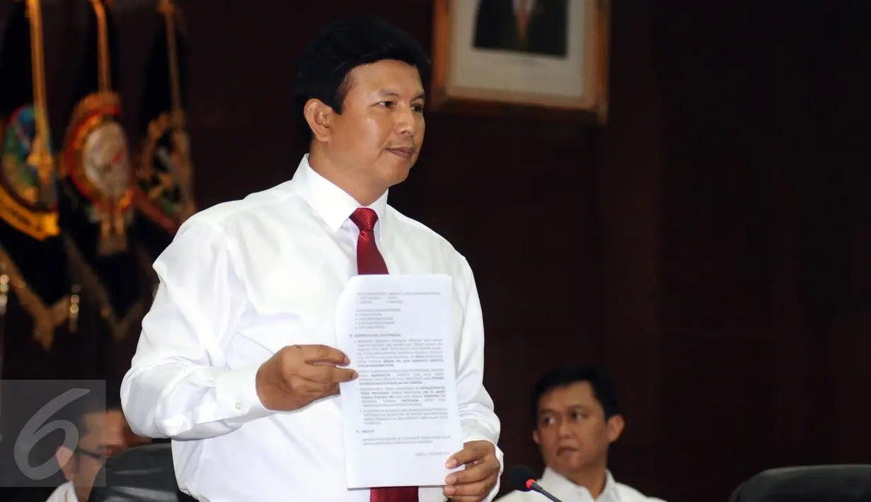 Kabareskrim Mabes Polri, Komjen Pol Ari Dono menunjukkan surat usai membacakan rilis kasus dugaan penistaan agama yang melibatkan Basuki Tjahaja Purnama (Ahok) di Jakarta, Rabu (16/11). Ahok ditetapkan tersangka. (Liputan6.com/Helmi Fithriansyah)