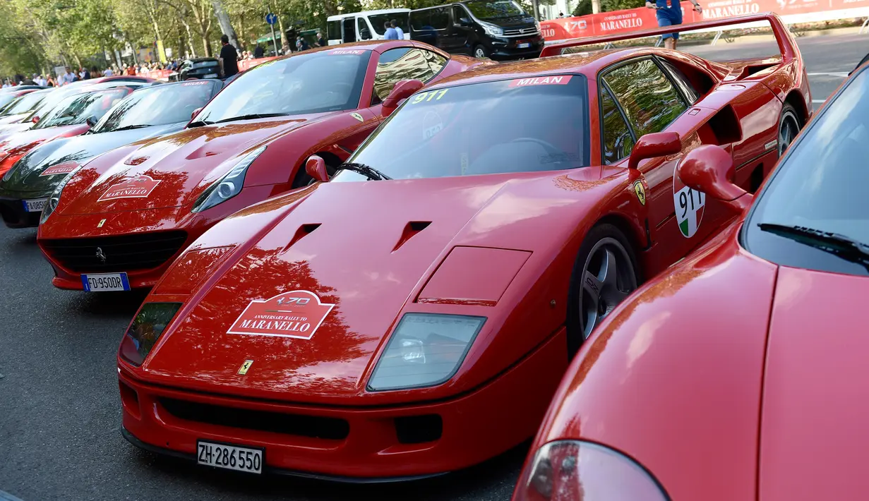 Deretan aneka tipe dari mobil asal Italia, Ferrari dipamerkan saat perayaan ulang tahun Ferrari ke-70 di Corso Sempione di Milan, Italia (8/9). Dalam acara ini sekitar 500 mobil Ferrari dari berbagai tipe pamerkan. (AFP Photo/Miguel Medina)