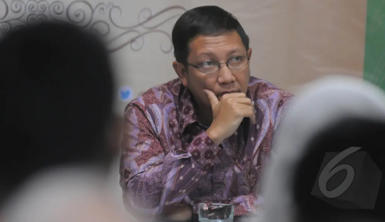 Menteri Agama RI Lukman Hakim Saifuddin saat menjadi pembicara di seminar fikih kebhinnekaan dengan tema "Fikih dan Tantangan Kepimpinan dalam Masyarakat Majemuk" di Hotel Alia, Jakarta, Selasa (24/2/2015). (Liputan6.com/Herman Zakharia)