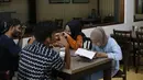 Pengunjung duduk di sebuah restoran di Bireuen, Aceh, Rabu (5/9). Larangan duduk bersama nonmuhrim yang dikeluarkan Pemerintah Kabupaten Bireuen  mendadak viral dan heboh di sosial media meski belum ada sanksi bagi pelanggar. (AFP PHOTO/AMANDA JUFRIAN)