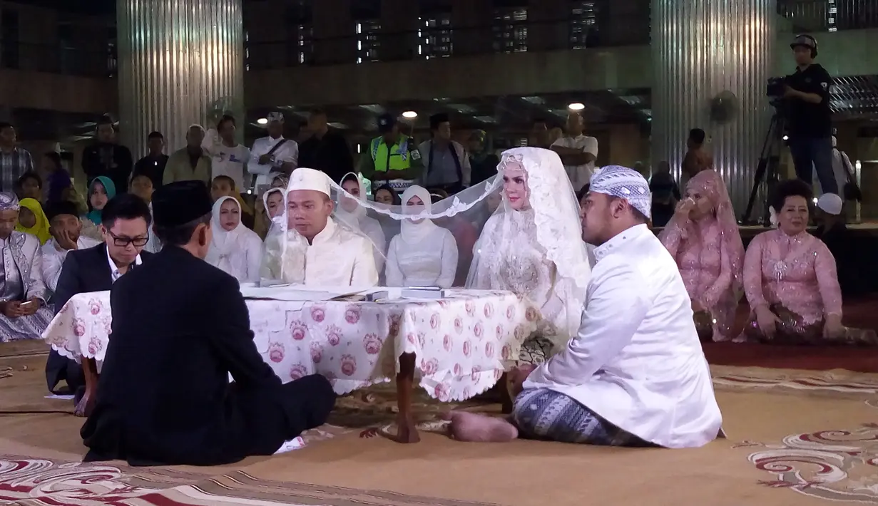 Di sisi lain, Angel justru membalasnya dan menerima persembahan Vicky dengan panggilan yang benar-benar romantis dalam istilah bahasa Inggris. (Nurwahyunan/Bintang.com)