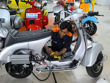 Mekanik menyelesaikan proses konversi motor listrik pada bengkel Elders Garage di basement Gedung Smesco, Jakarta, Selasa (20/12/20222). Konversi motor konvensional bermesin bensin ke listrik menjadi salah satu kebijakan yang dikeluarkan pemerintah. Untuk mempercepat tren elektrifikasi, pemerintah mendorong program konversi dengan memberikan subsidi Rp 6,5 juta.
(merdeka.com/Arie Basuki)