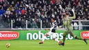 Pemain Juventus, Douglas Costa dan kiper Torino, Vanja Milinkovic-Savic berebut bola dalam lanjutan Coppa Italia di Stadion Allianz, Rabu (3/1). Costa menyumbang satu dari dua gol untuk Juventus melenggang ke babak semifinal. (Andrea Di Marco/ANSA via AP)