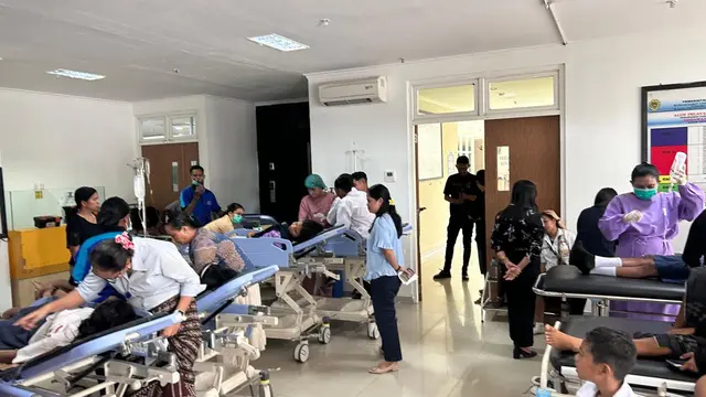 Kondisi siswa SMPN Kupang saat dilarikan ke rumah sakit usai mengalami keracunan makanan (Liputan6.com/Ola Keda)