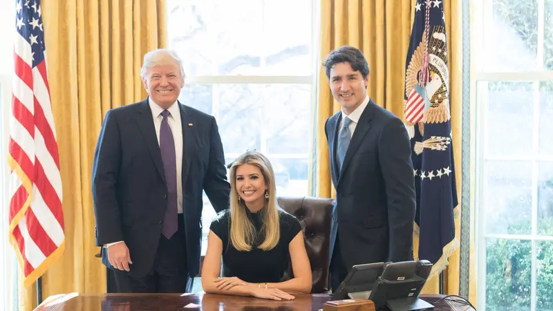 Berpose di kursi presiden AS, Ivanka diapit oleh sang ayah dan PM Kanada Justin Trudeau